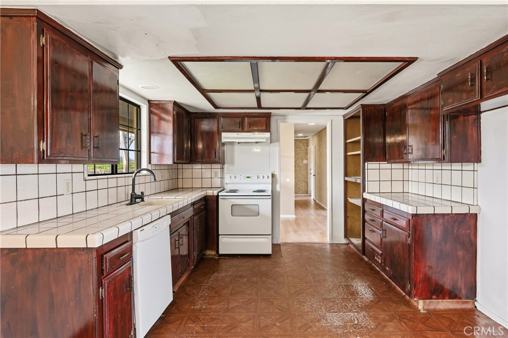 6980 Cabernet Place Paso Robles, CA 93446 - Photo 10 of 30 a kitchen with stainless steel appliances granite countertop a sink and cabinets