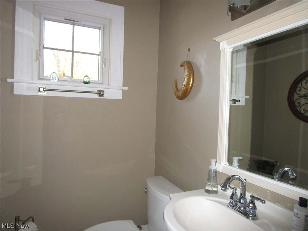 29329 Ridge Road Wickliffe, OH 44092 - Photo 12 of 24 Powder Room