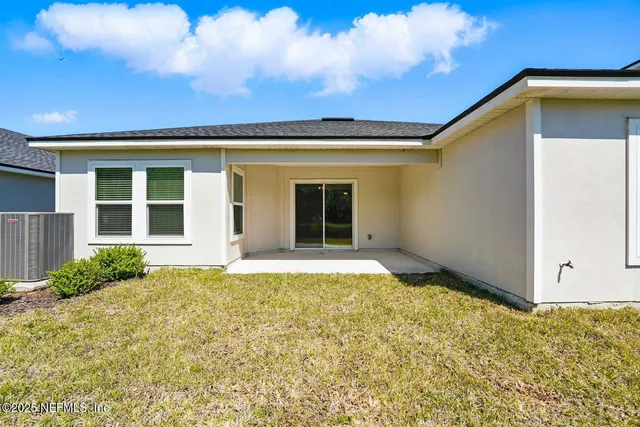 a view of a house with backyard