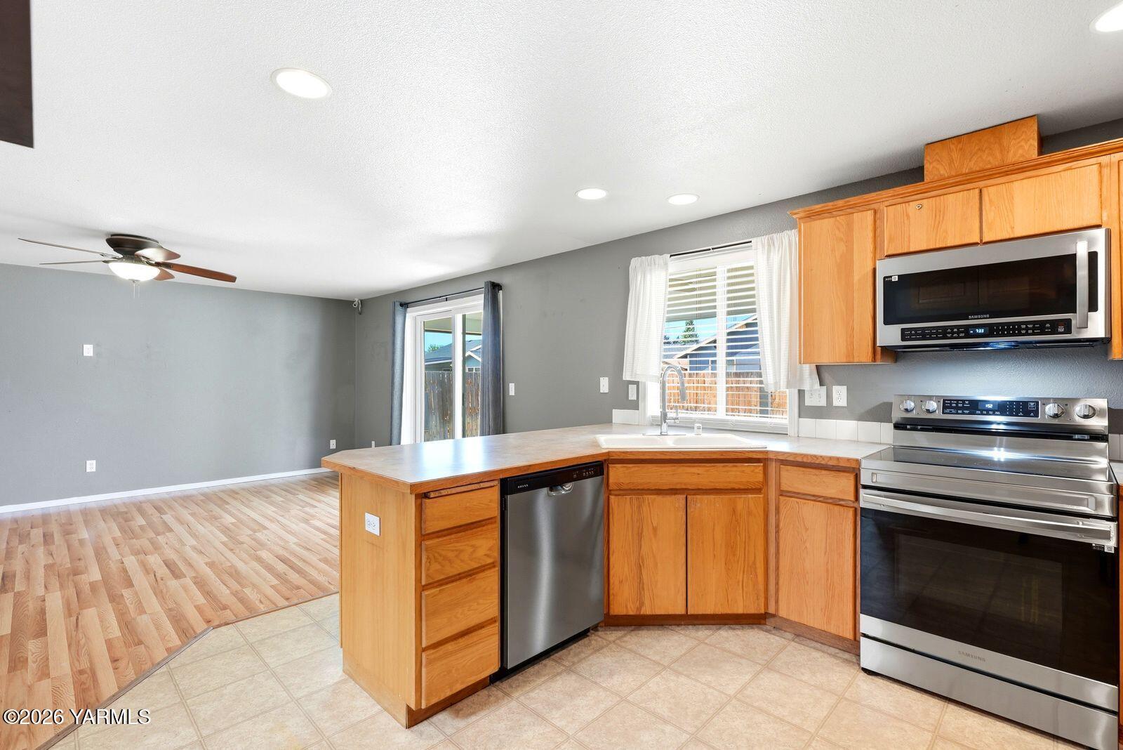 511 Millenium Avenue Moxee, WA 98936 - Photo 14 of 39 Kitchen