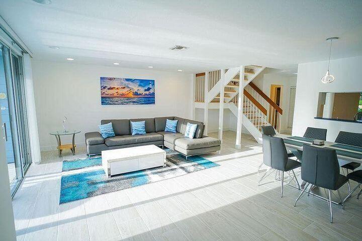 1511 Ocean Dunes Circle, Unit 1511 Jupiter, FL 33477 - Photo 5 of 27 a living room with furniture and a flat screen tv