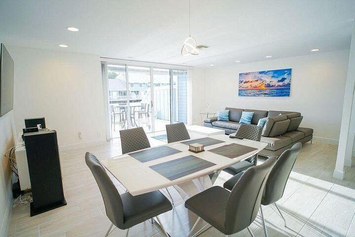1511 Ocean Dunes Circle, Unit 1511 Jupiter, FL 33477 - Photo 6 of 27 a view of a dining room with furniture