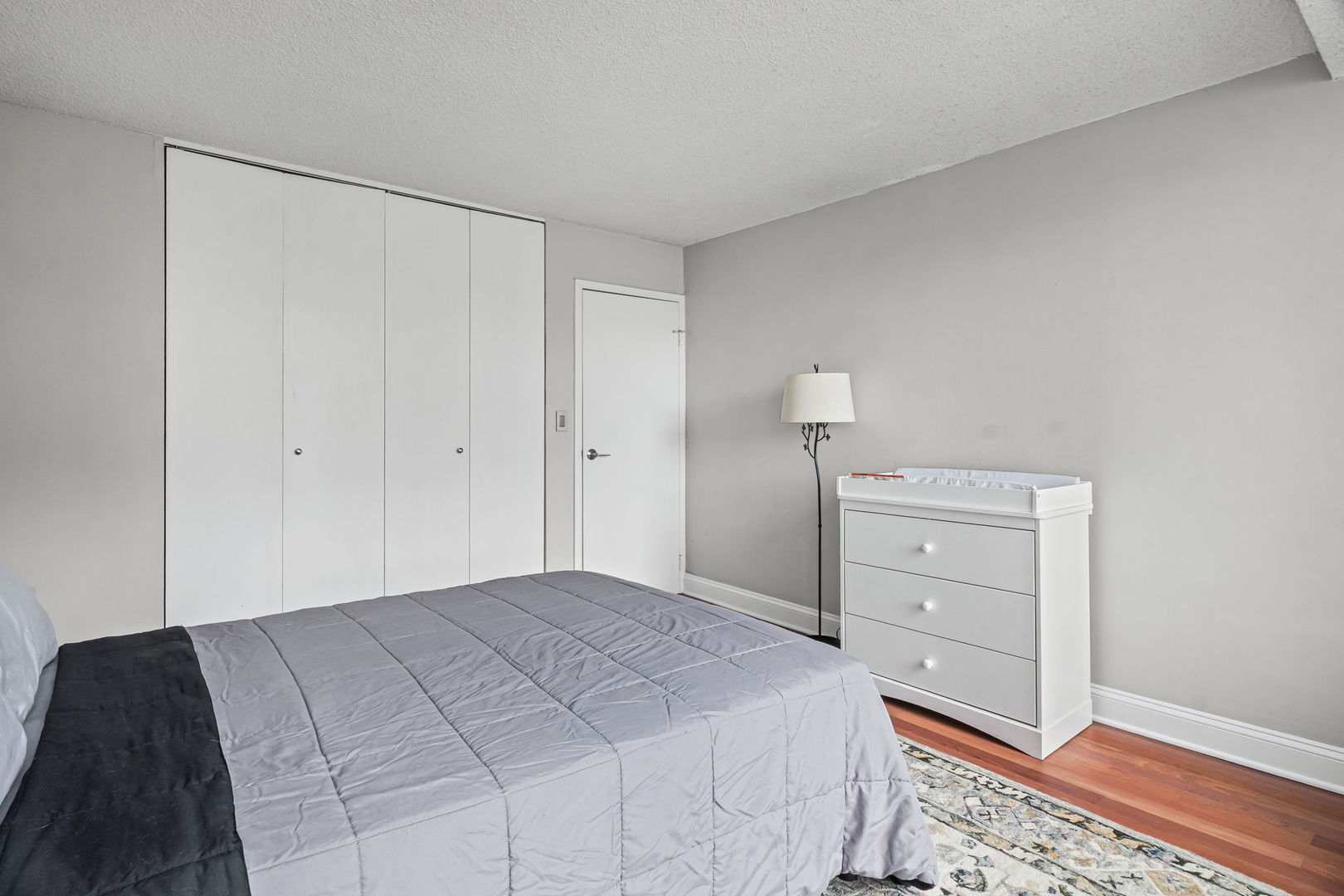 3150 North Sheridan Road, Unit 2C Chicago, IL 60657 - Photo 20 of 25 a bedroom with a bed and a lamp