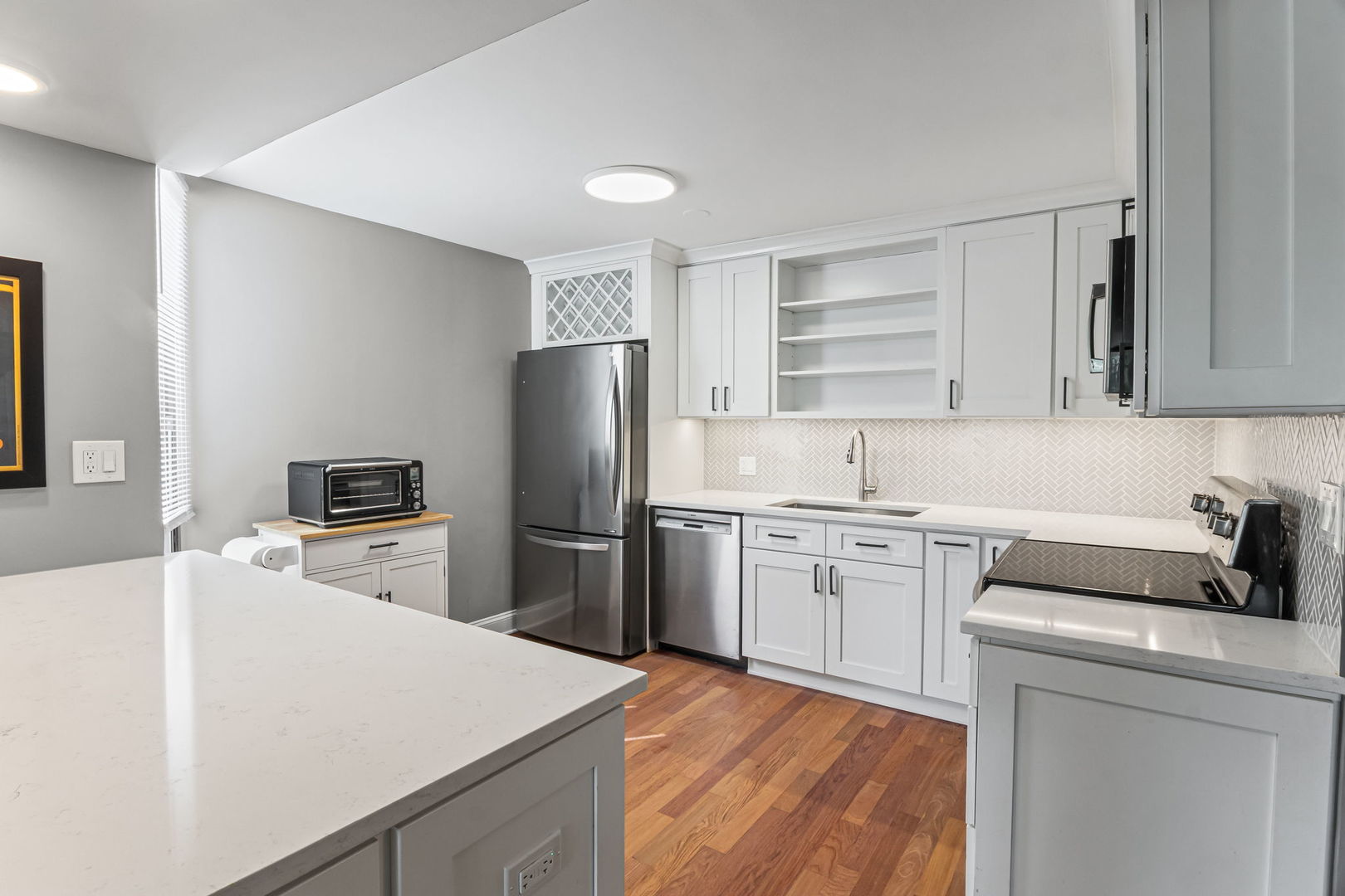 3150 North Sheridan Road, Unit 2C Chicago, IL 60657 - Photo 9 of 25 a kitchen with a refrigerator stove and sink