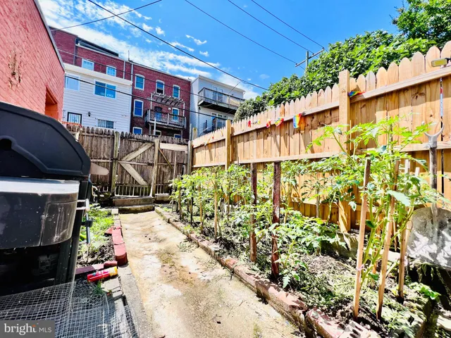 a view of entryway with an outdoor space