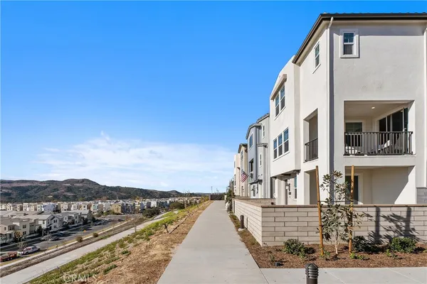 a view of residential houses with sky view