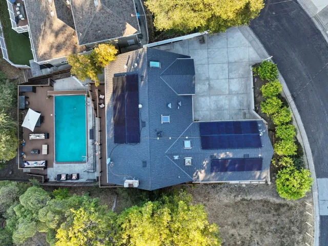 a view of a back yard of the house