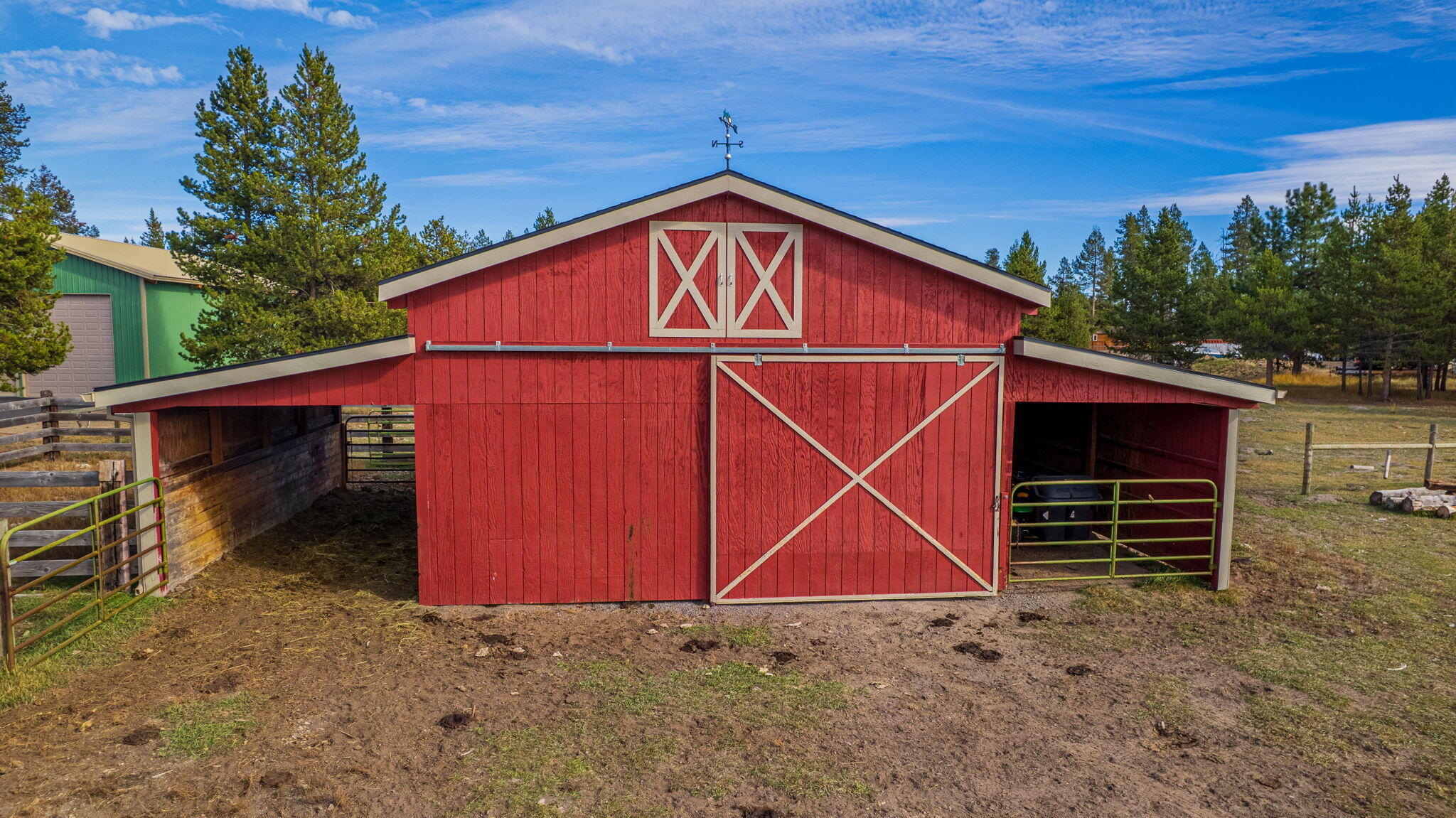 16255 Paulina View Road La Pine, OR 97739 - Photo 3 of 71 24x24 center with a 12 foot lean to on both sides