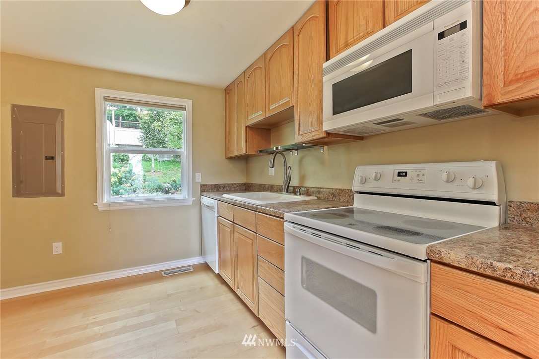 504 Windsor Place Northeast Renton, WA 98056 - Photo 11 of 24