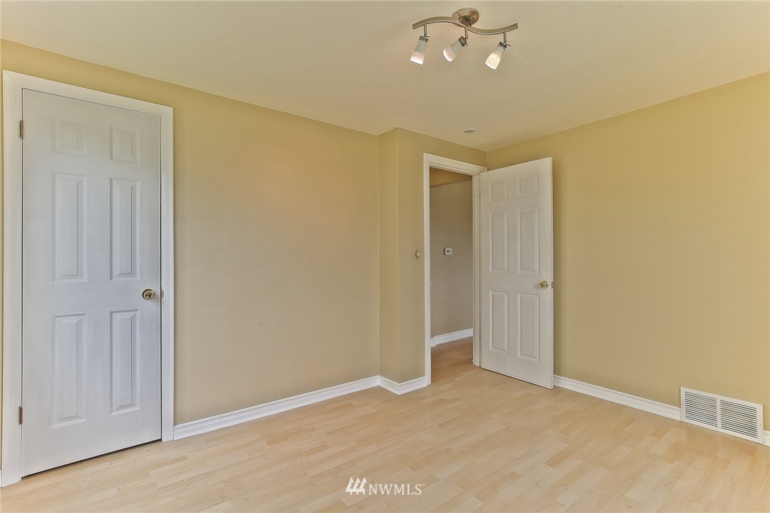 504 Windsor Place Northeast Renton, WA 98056 - Photo 15 of 24