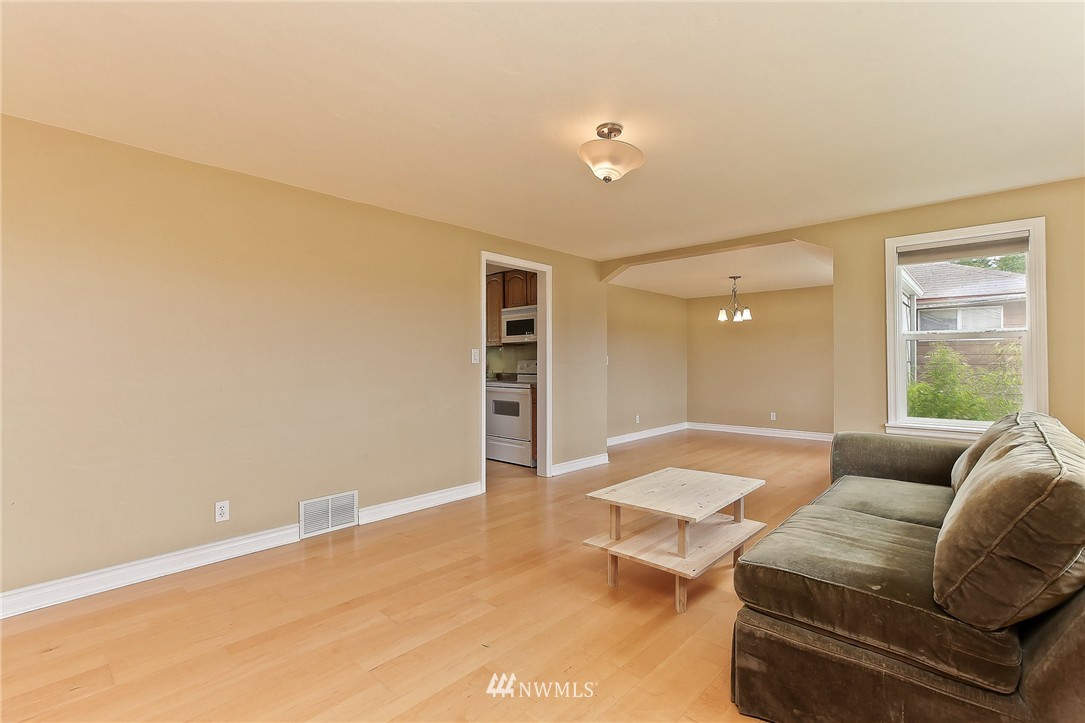 504 Windsor Place Northeast Renton, WA 98056 - Photo 4 of 24