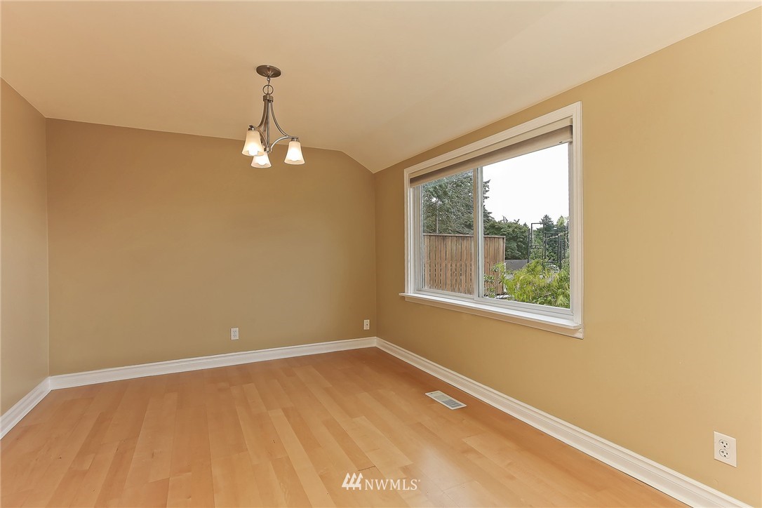 504 Windsor Place Northeast Renton, WA 98056 - Photo 8 of 24