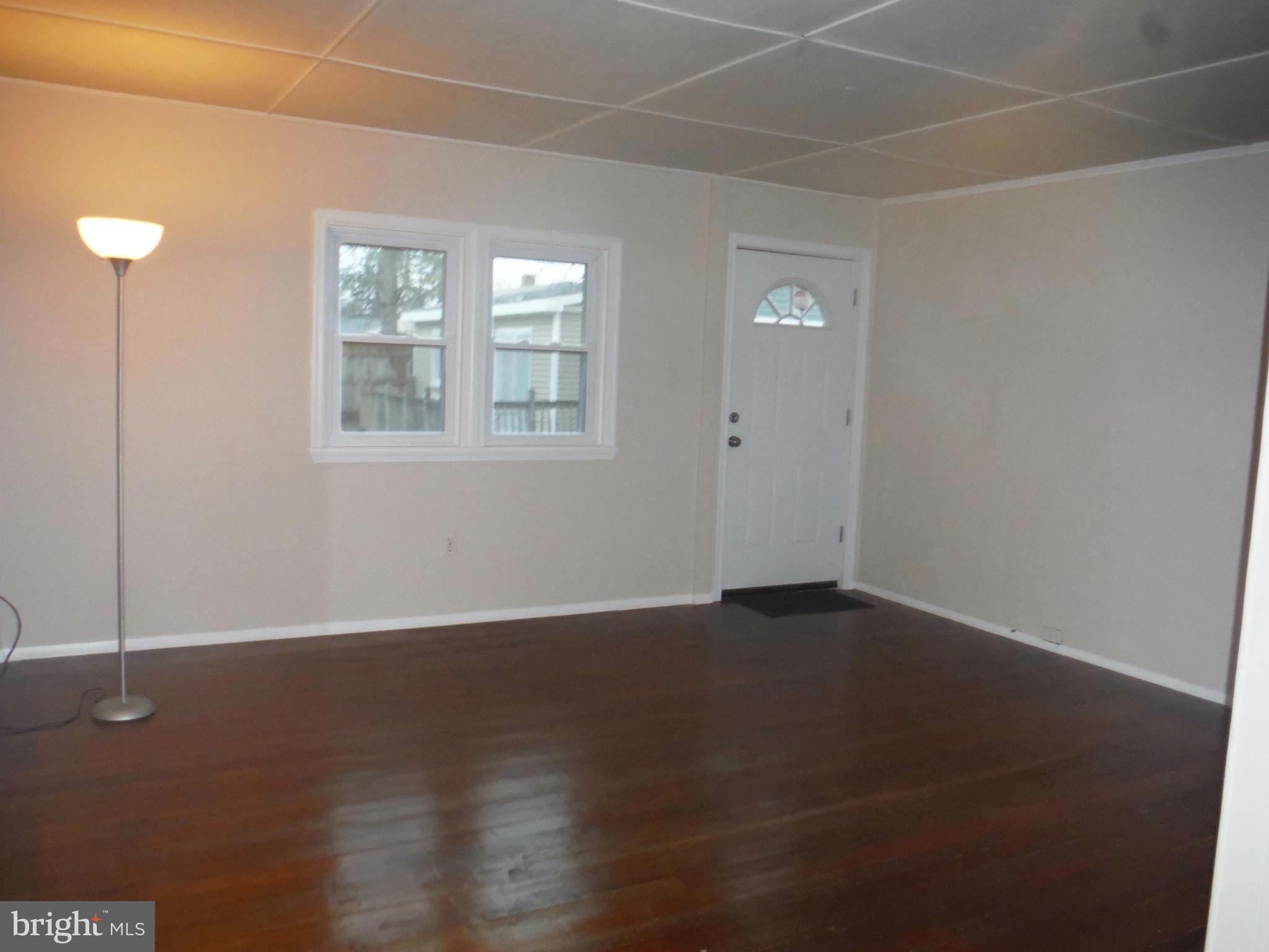 1208 2nd Road Baltimore, MD 21220 - Photo 3 of 18 Living Room