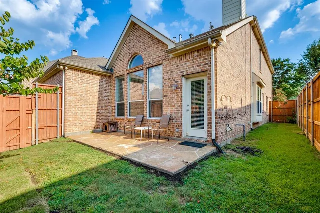 a view of a house with backyard and porch