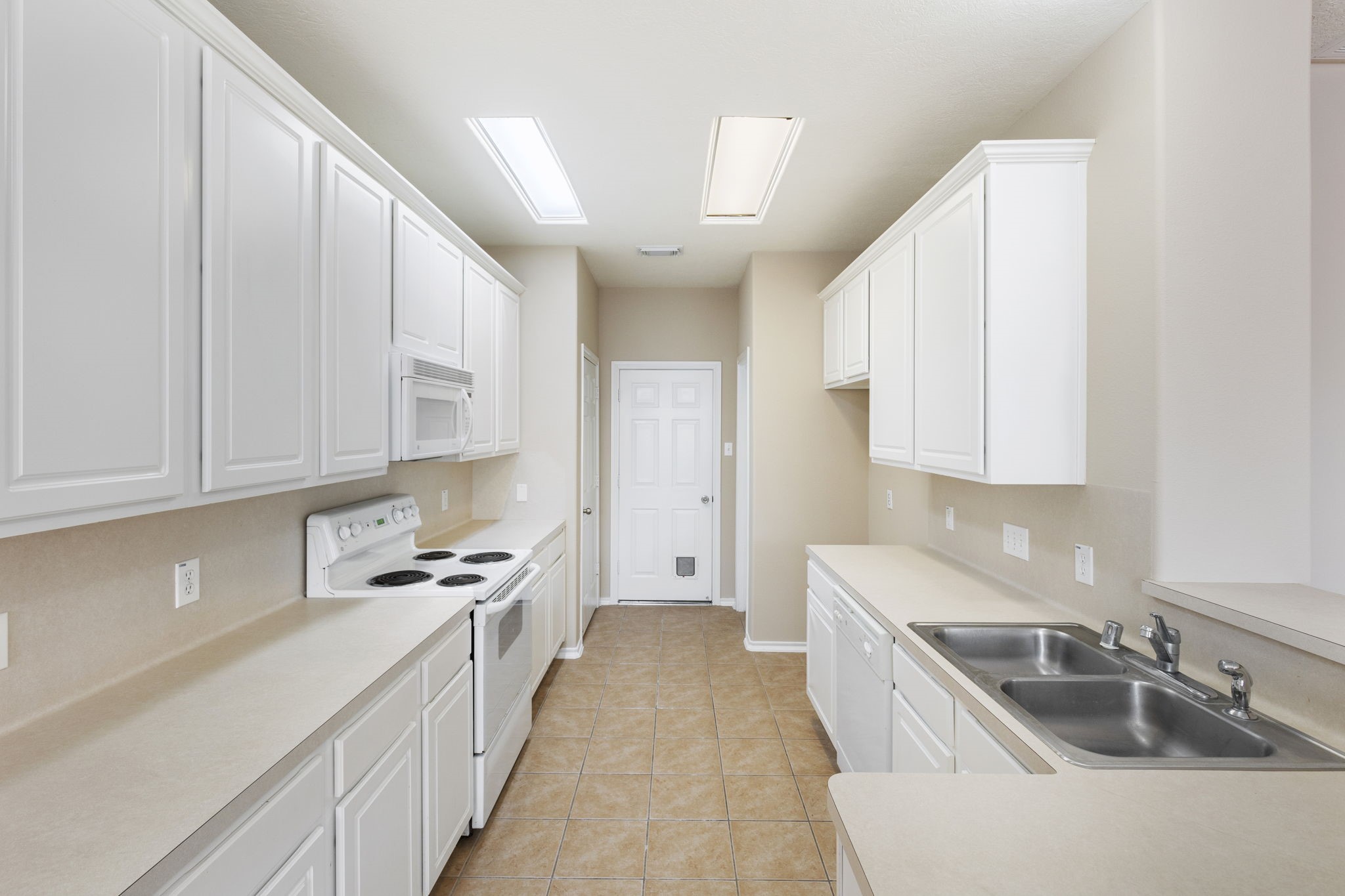 106 East Stedhill Loop Conroe, TX 77384 - Photo 12 of 29 pristine white kitchen