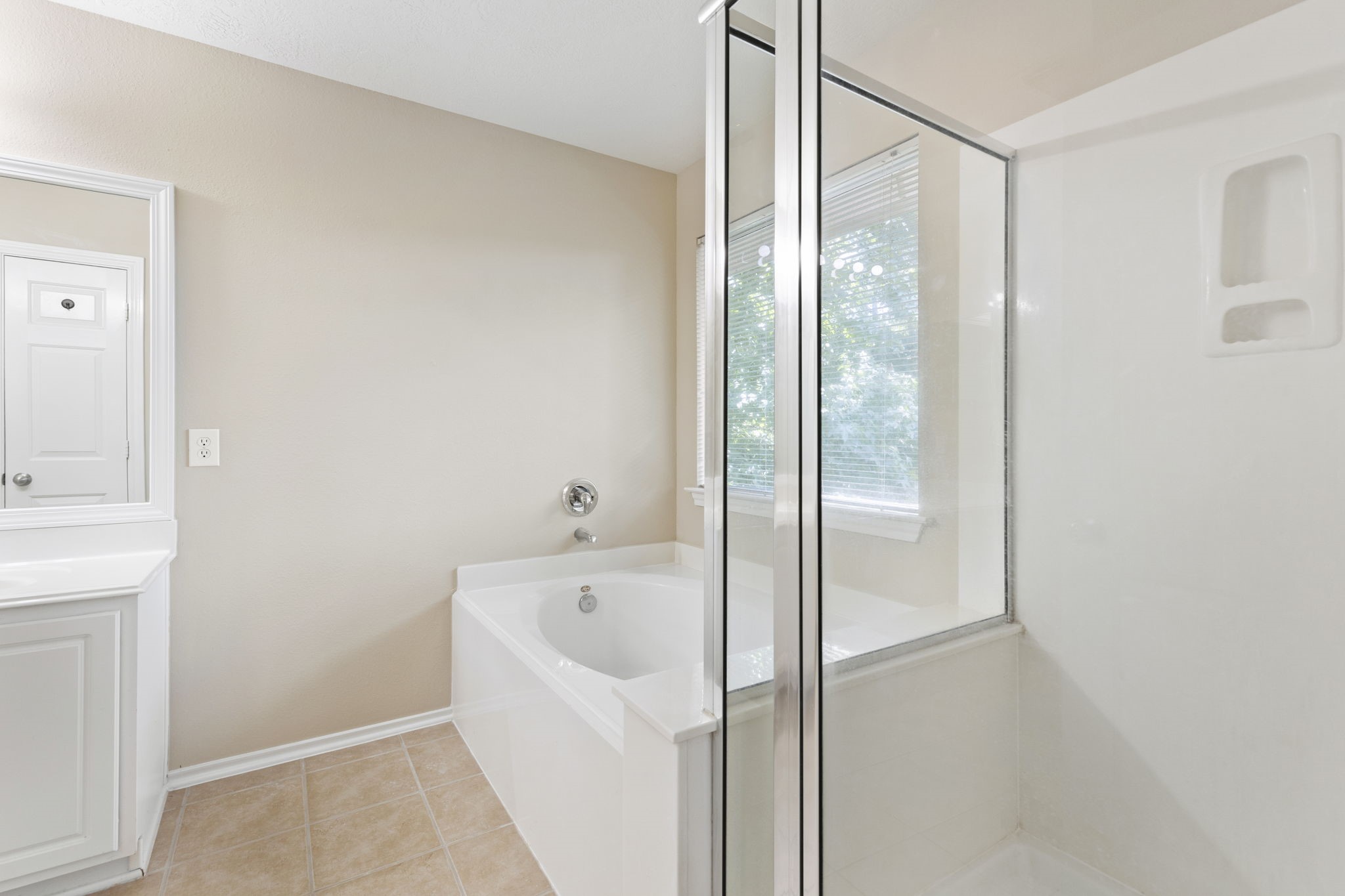 106 East Stedhill Loop Conroe, TX 77384 - Photo 20 of 29 primary bath w shower and tub