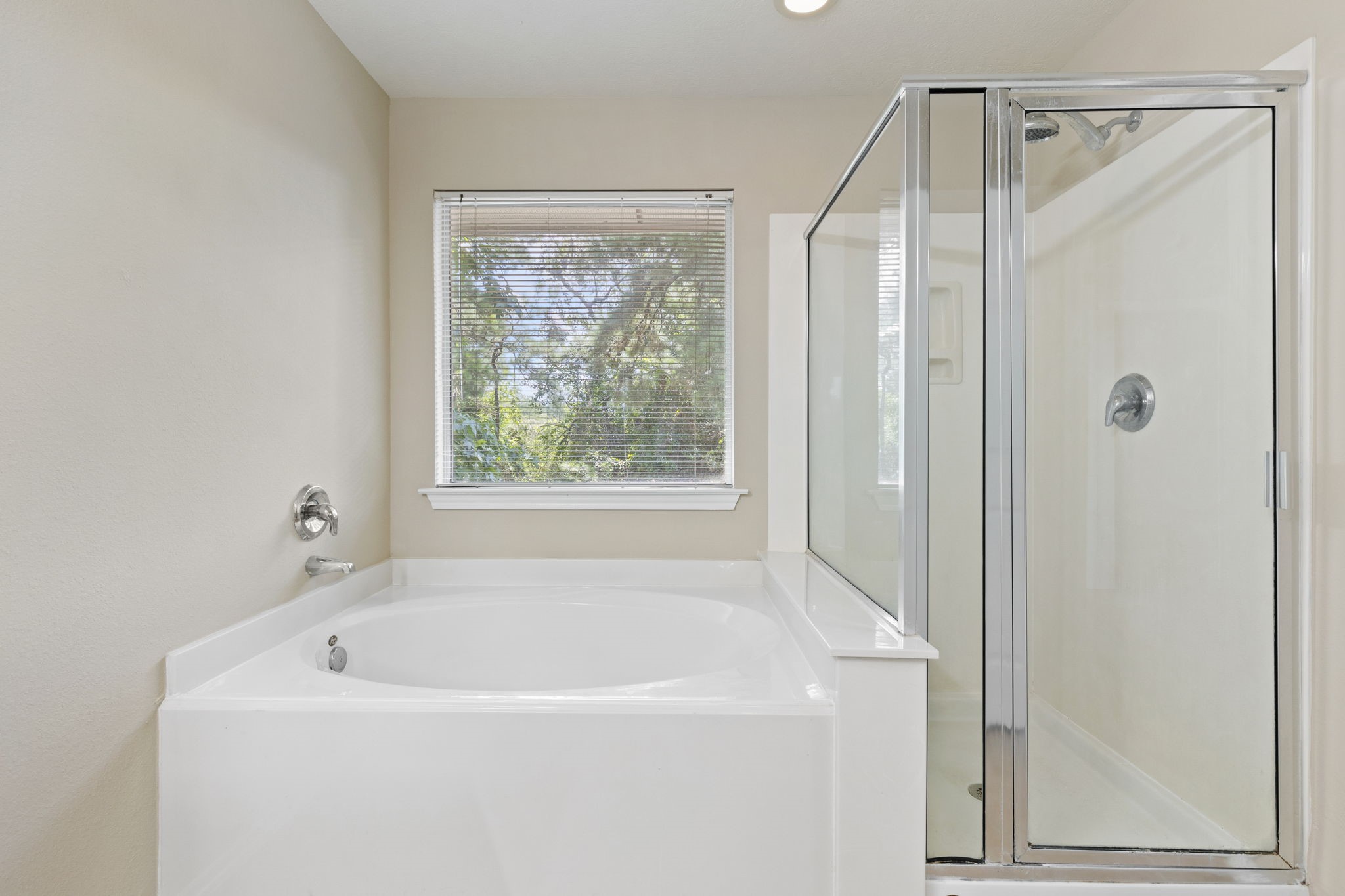 106 East Stedhill Loop Conroe, TX 77384 - Photo 22 of 29 light and bright primary bath