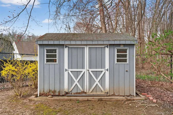 $775,000 | 24 Coachlight Drive, Poughkeepsie, NY 12603