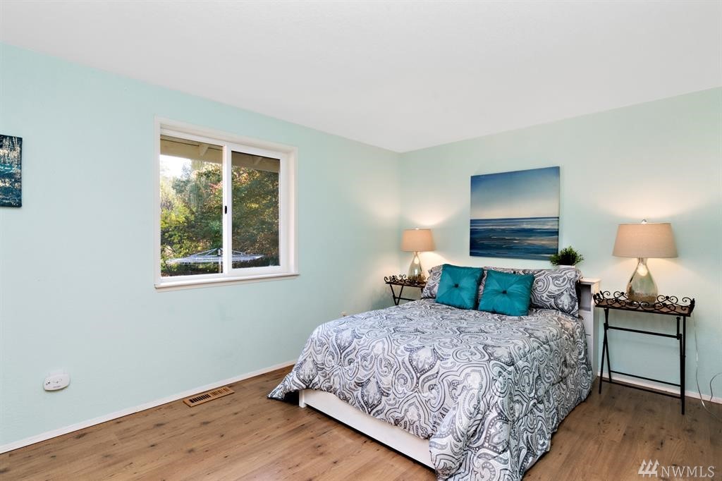5298 Erlands Point Road Northwest Bremerton, WA 98312 - Photo 8 of 17 Gallery Image 8