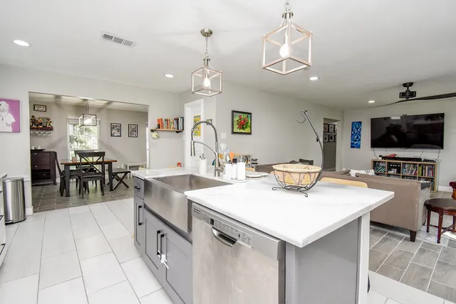 $3,000 | 9235 Pecos Street, Houston, TX 77055