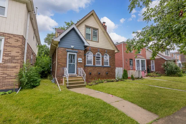 $300,000 | 923 Manchester Avenue, Westchester, IL 60154