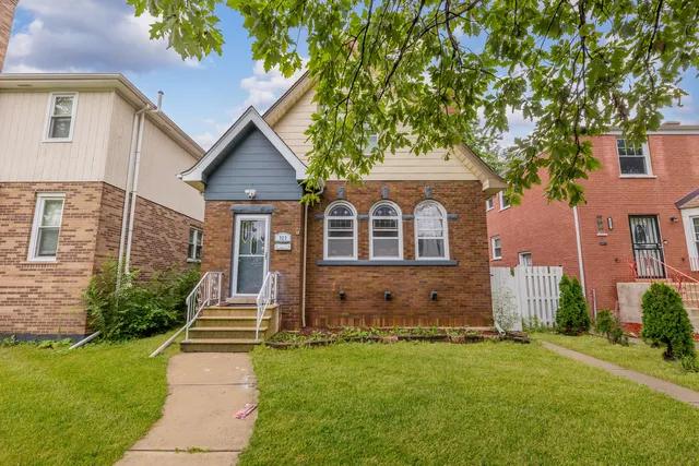 $300,000 | 923 Manchester Avenue, Westchester, IL 60154