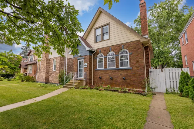 $300,000 | 923 Manchester Avenue, Westchester, IL 60154
