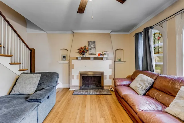 $300,000 | 923 Manchester Avenue, Westchester, IL 60154