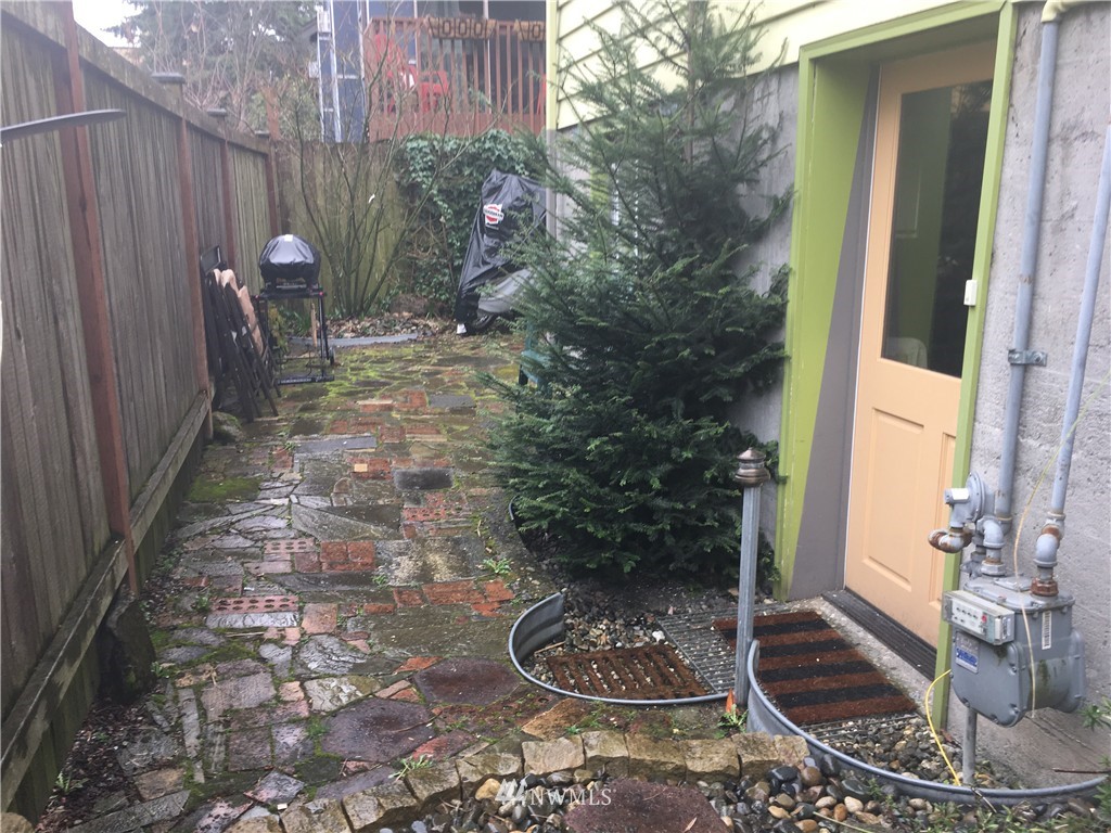 1909 North 35th Street Seattle, WA 98103 - Photo 2 of 9 Gallery Image 2