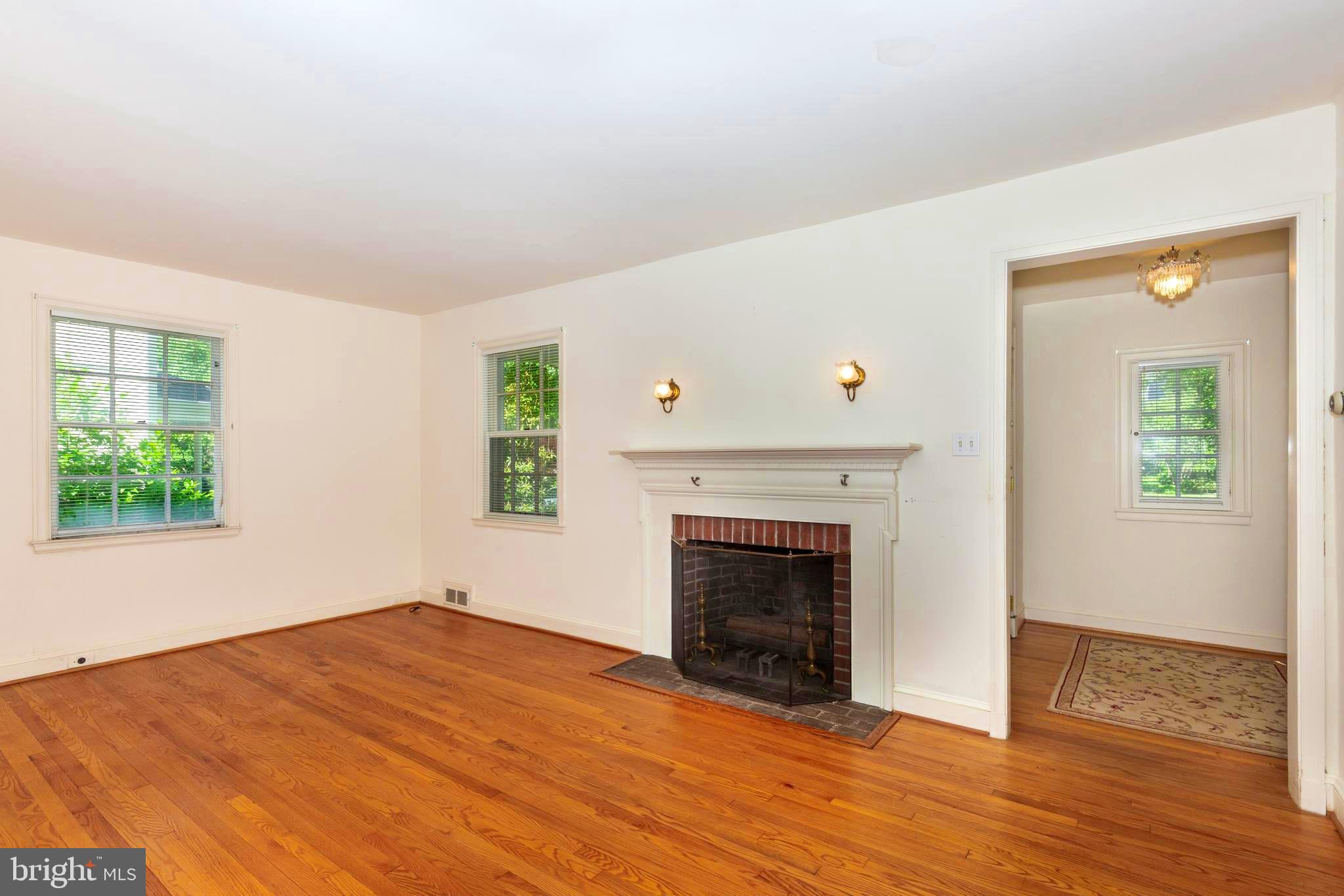 323 Broadmoor Road Baltimore, MD 21212 - Photo 3 of 40 Living room with gleaming hardwood floors!
