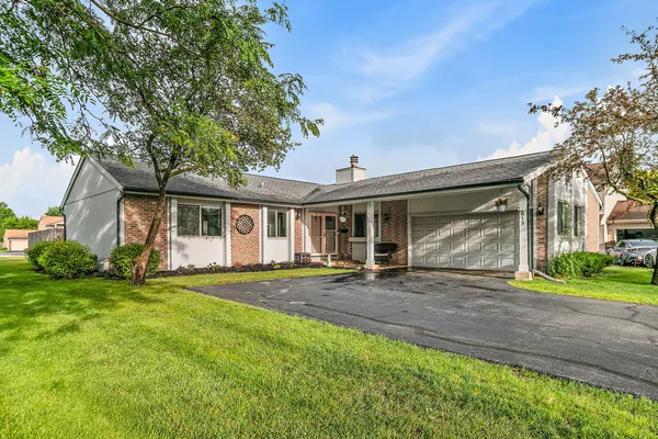$419,900 | 615 Lakeview Court, Roselle, IL 60172