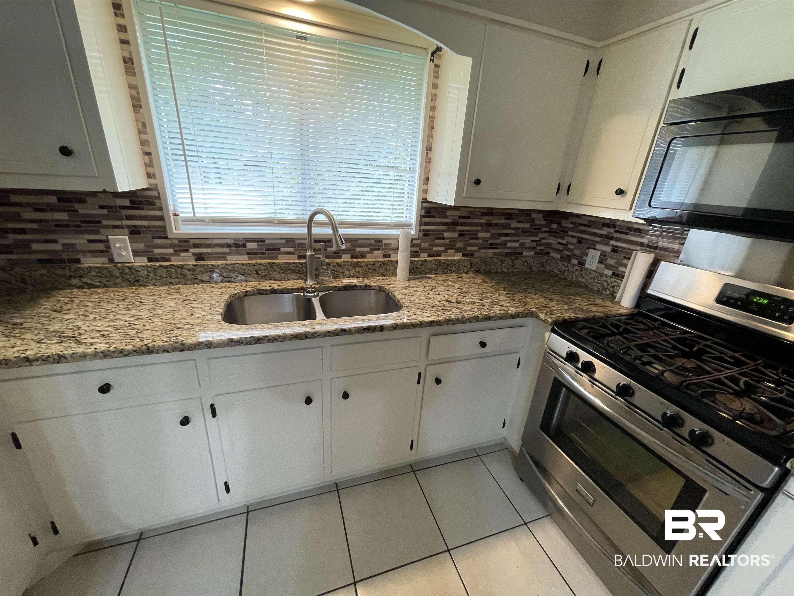 402 West Myrtle Avenue Foley, AL 36535 - Photo 9 of 38 Kitchen