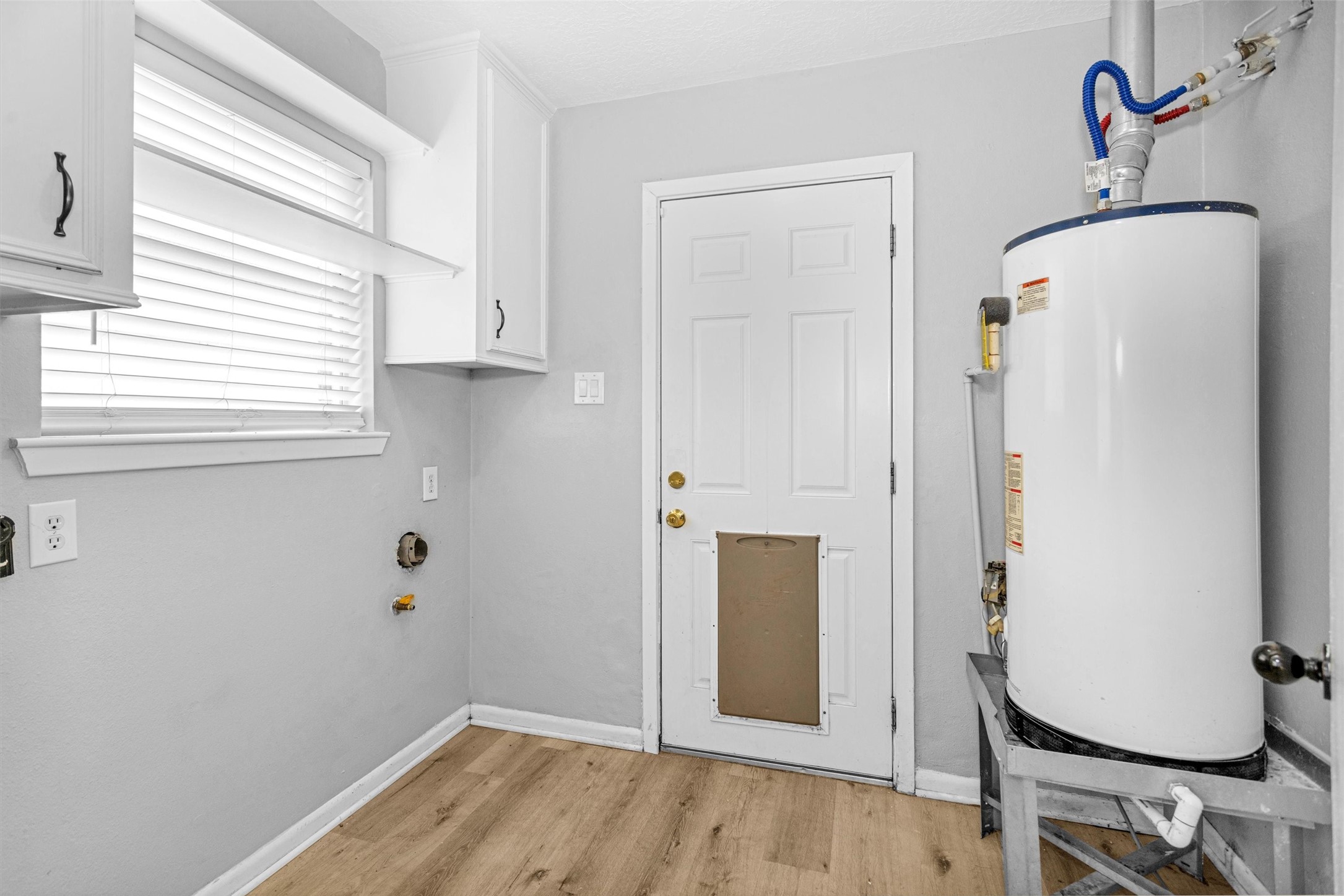 4655 Old Anderson Lane Conroe, TX 77304 - Photo 9 of 23 a view of an entryway with wooden floor