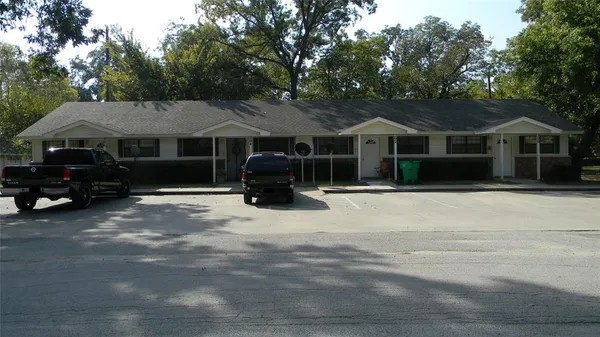 $1,065 | 204 2nd Street, Gainesville, TX 76240