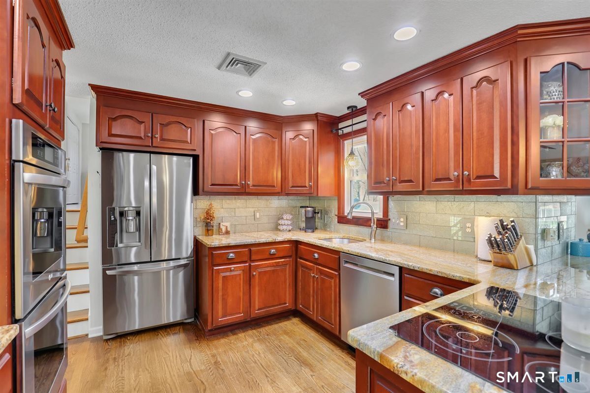 976 Old Rock Hill Road Wallingford, CT 06492 - Photo 13 of 40