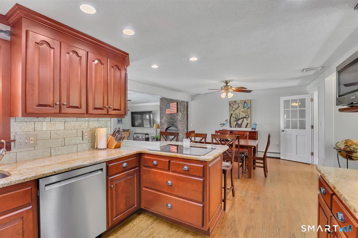 976 Old Rock Hill Road Wallingford, CT 06492 - Photo 14 of 40