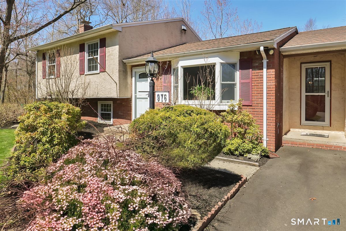 976 Old Rock Hill Road Wallingford, CT 06492 - Photo 4 of 40