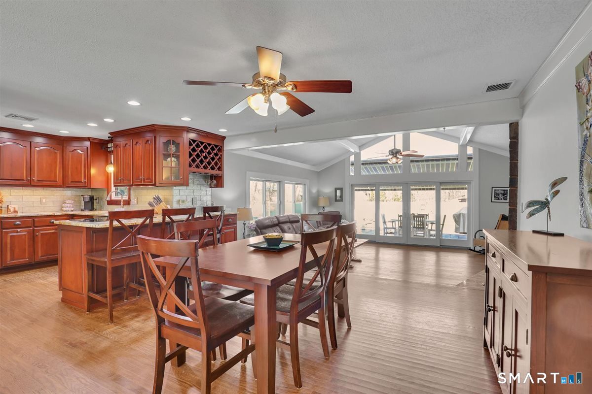 976 Old Rock Hill Road Wallingford, CT 06492 - Photo 5 of 40