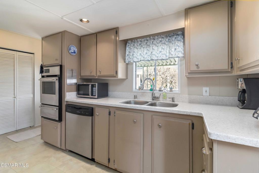 195 Tierra Rejada Road, Unit 204 Simi Valley, CA 93065 - Photo 30 of 46