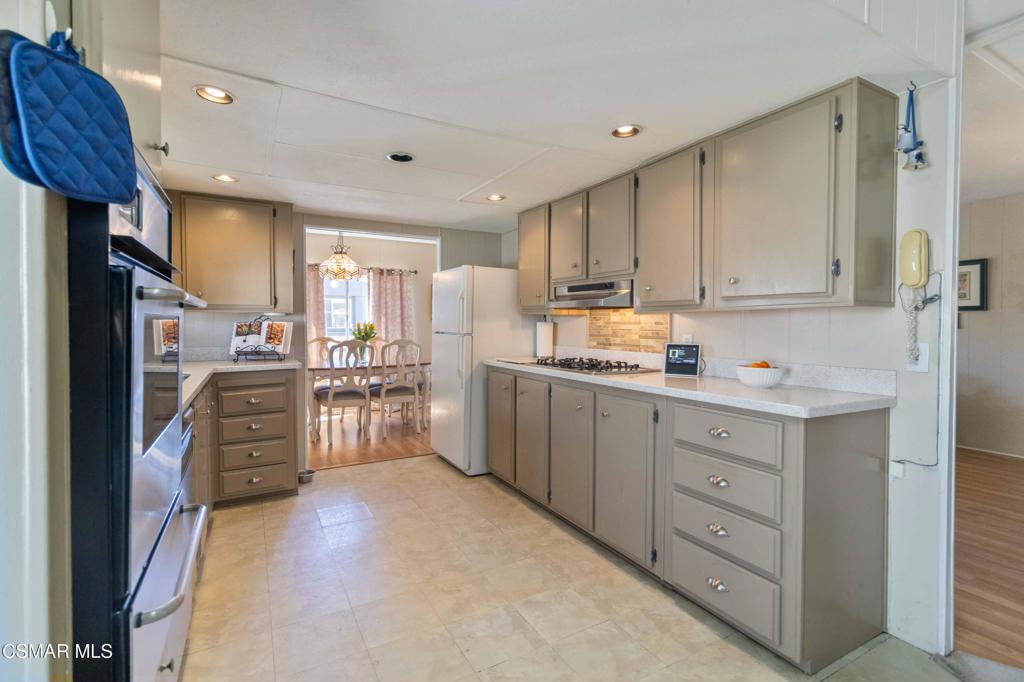 195 Tierra Rejada Road, Unit 204 Simi Valley, CA 93065 - Photo 31 of 46