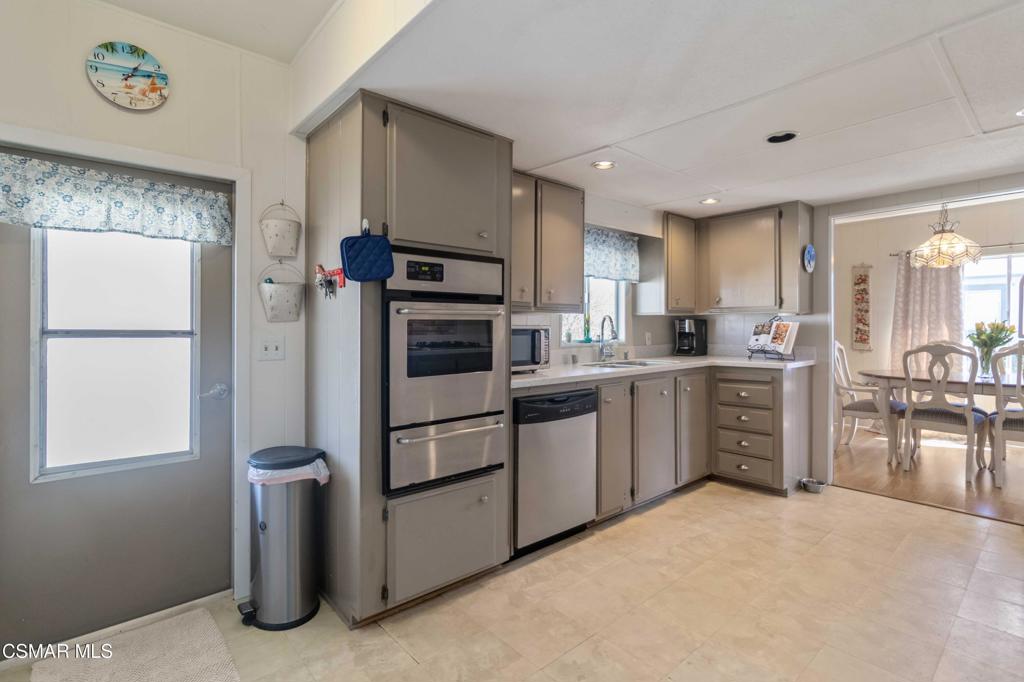 195 Tierra Rejada Road, Unit 204 Simi Valley, CA 93065 - Photo 32 of 46