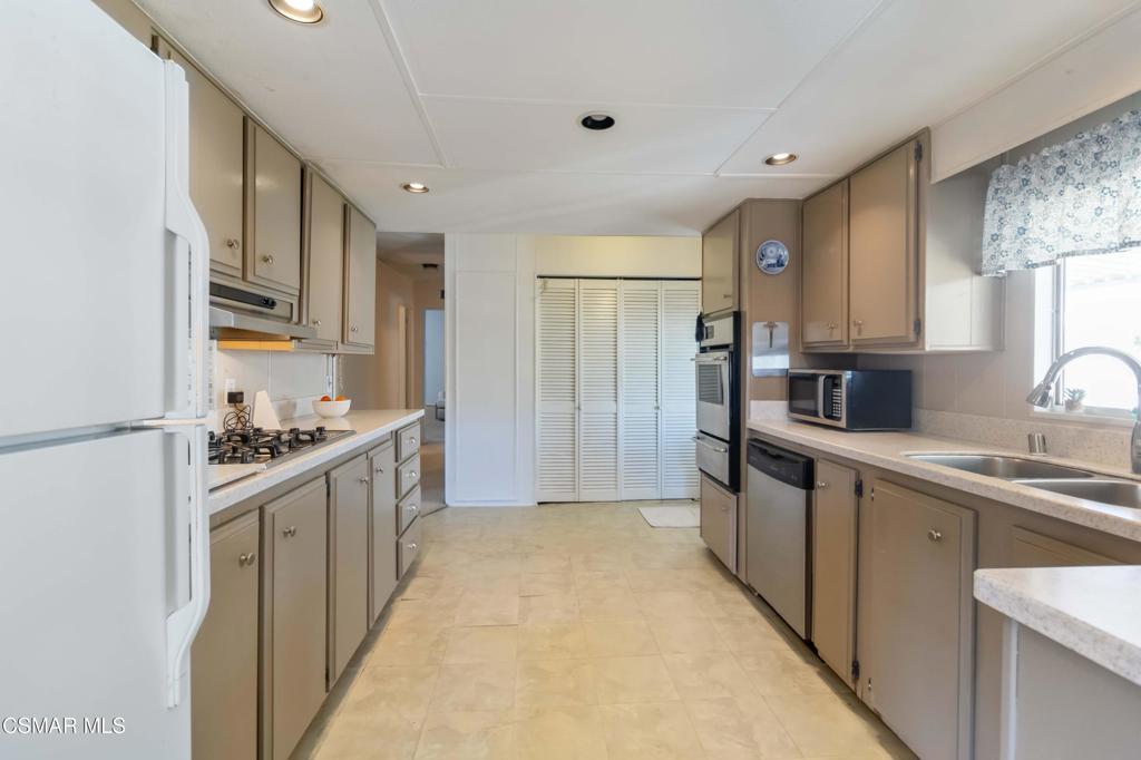 195 Tierra Rejada Road, Unit 204 Simi Valley, CA 93065 - Photo 34 of 46