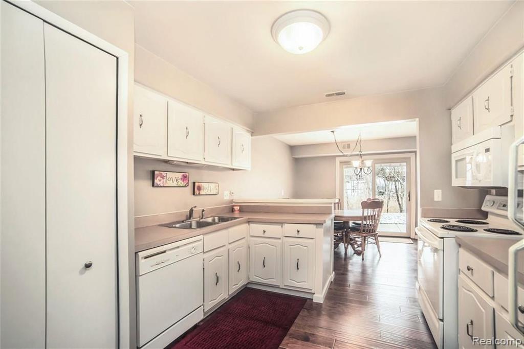 1693 Riverside Drive, Unit 62 Rochester Hills, MI 48309 - Photo 4 of 30