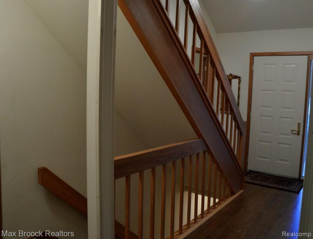 30856 Country Ridge Circle Farmington, MI 48331 - Photo 23 of 24 Front Hall1.jpg