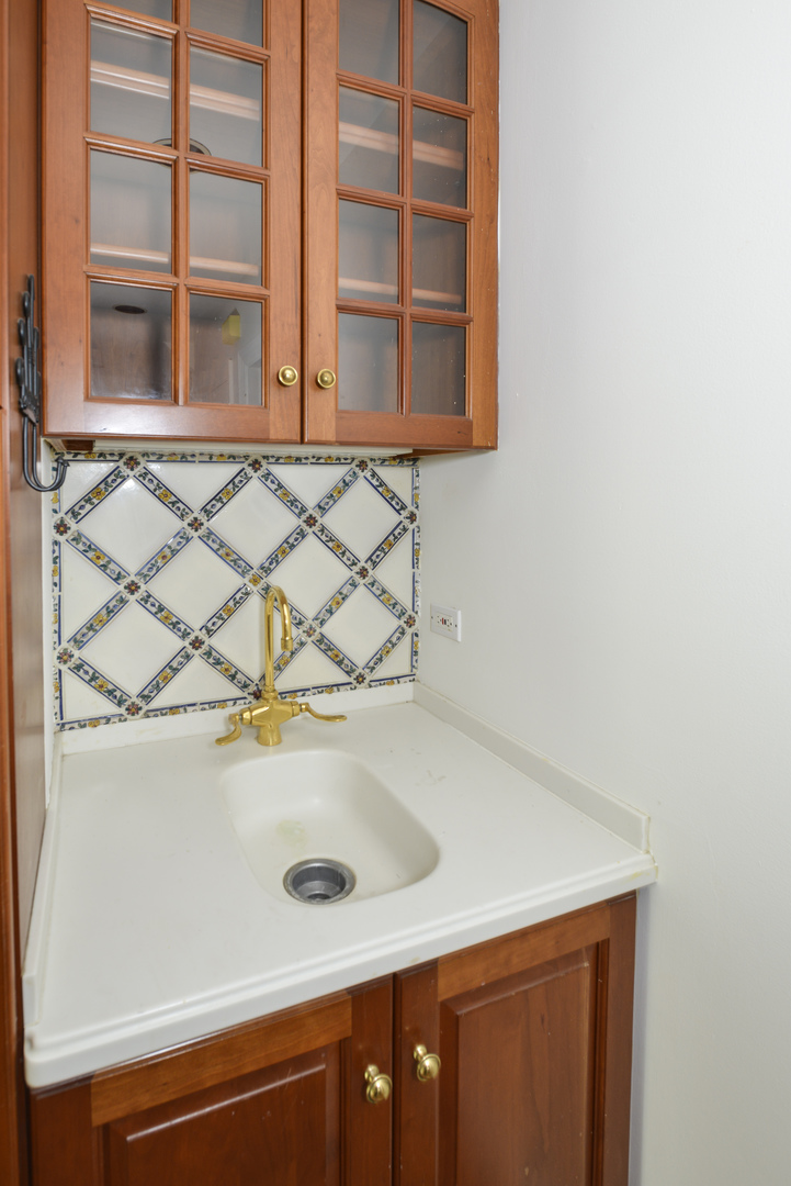 82 Warwick Road Winnetka, IL 60093 - Photo 12 of 24 a bathroom with a sink and a mirror