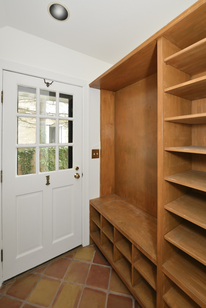 82 Warwick Road Winnetka, IL 60093 - Photo 13 of 24 a bathroom with a tub and shower
