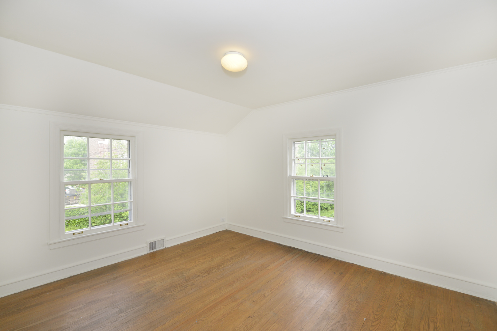82 Warwick Road Winnetka, IL 60093 - Photo 17 of 24 an empty room with a window