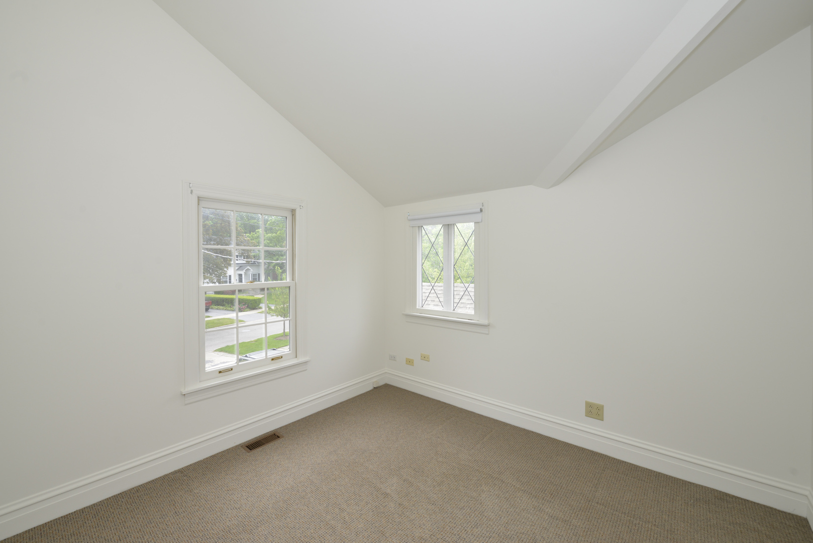 82 Warwick Road Winnetka, IL 60093 - Photo 20 of 24 an empty room with a window