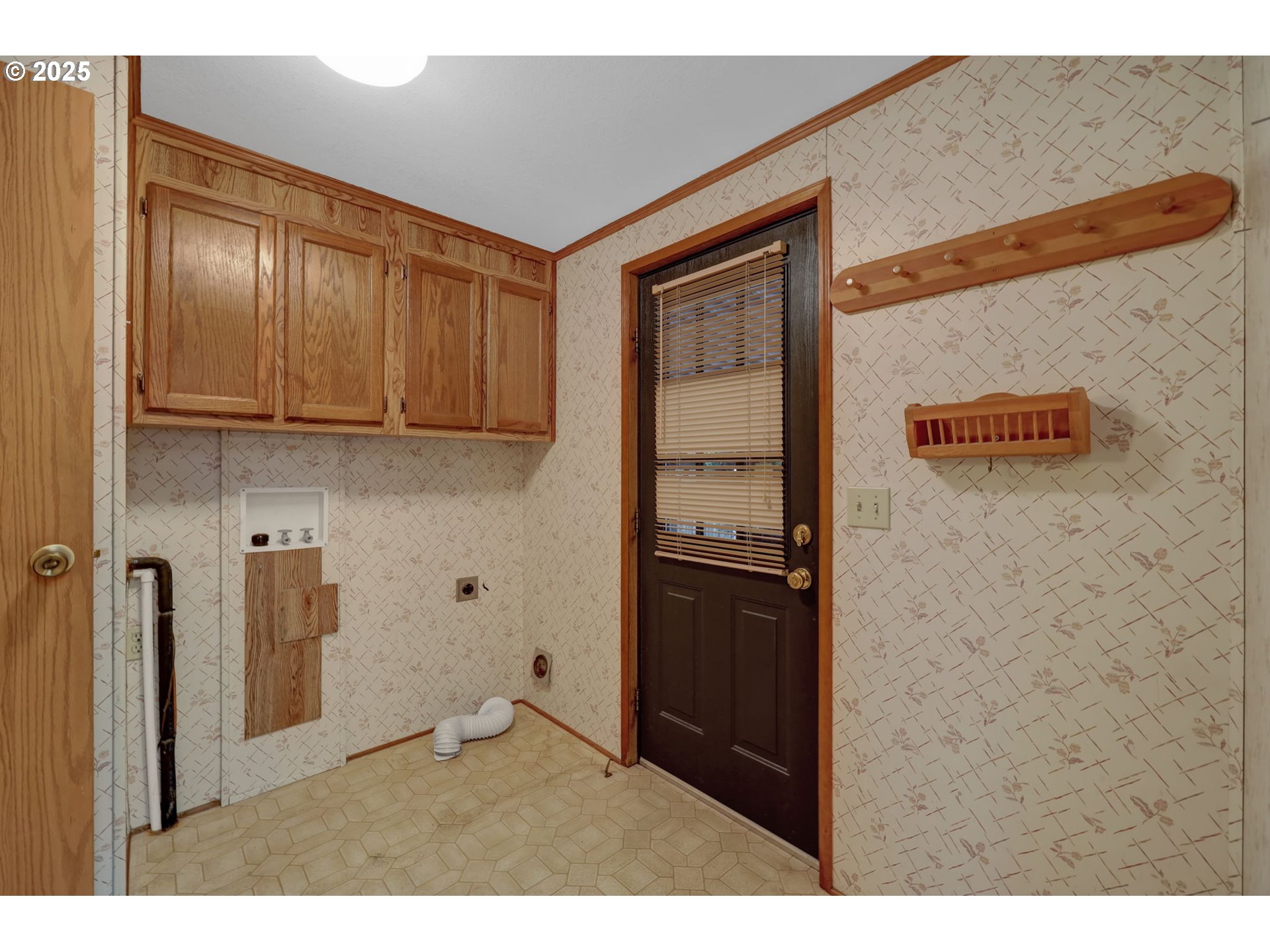 1199 North Terry Street, Unit 366 Eugene, OR 97402 - Photo 20 of 32 a view of kitchen with granite countertop cabinets and refrigerator