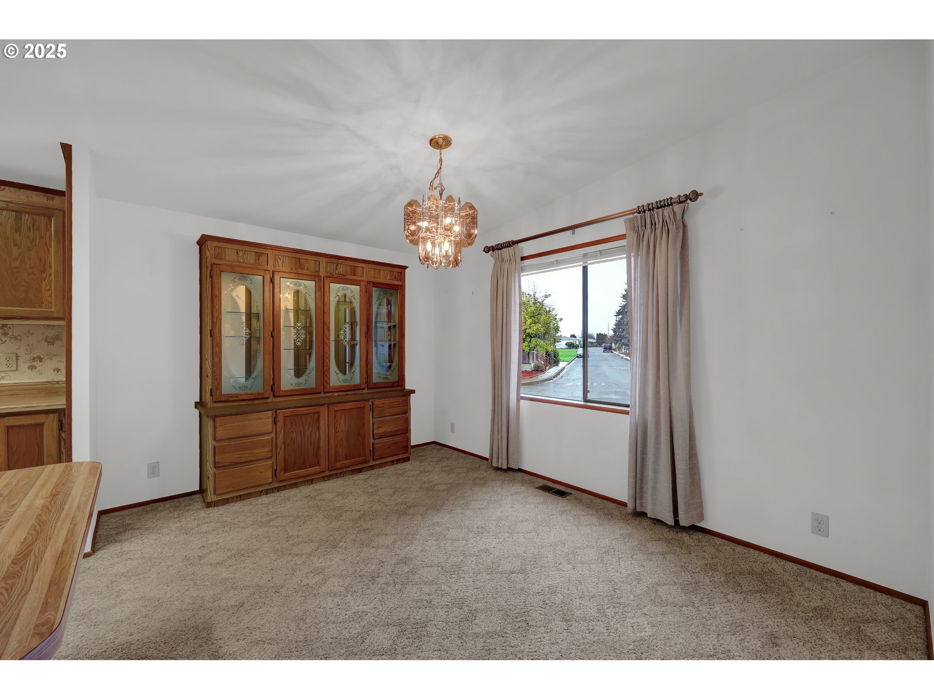1199 North Terry Street, Unit 366 Eugene, OR 97402 - Photo 7 of 32 a living room with furniture and a window
